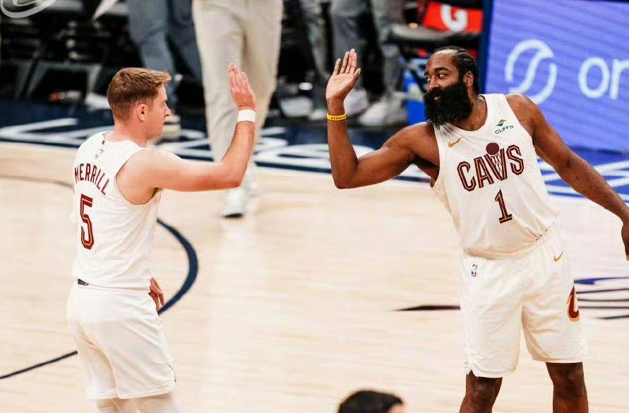 包含从拜仁慕尼黑今晚绝杀压哨到赛后布鲁克林篮网调整名单以备NBA总决赛，哈登连续十二场比赛得分超过刷新纪录的词条